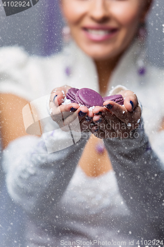 Image of Bride hands with macarons