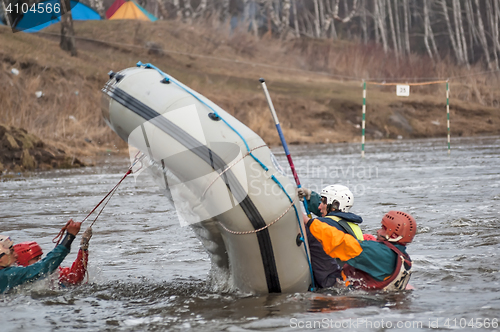 Image of Athletes work actions when capsizing raft