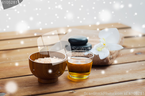 Image of pink salt with honey, bath towel and hot stones