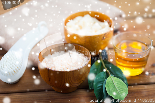 Image of himalayan pink salt and bath stuff