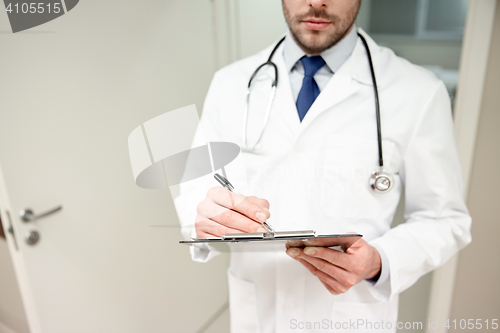 Image of close up of doctor with clipboard at hospital