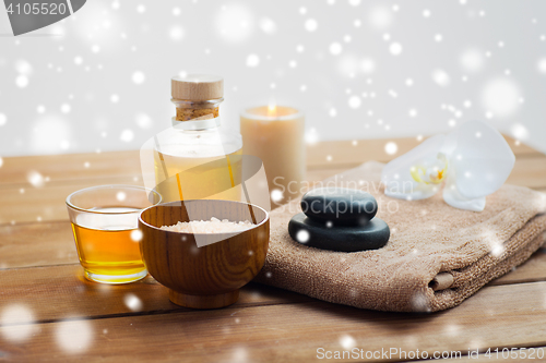 Image of himalayan pink salt, massage oil and bath towel