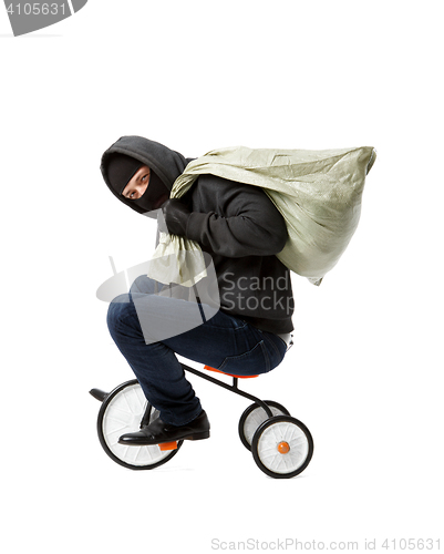 Image of Thief goes on children\'s bicycle