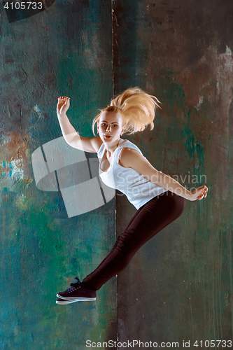 Image of The women dancing hip hop choreography