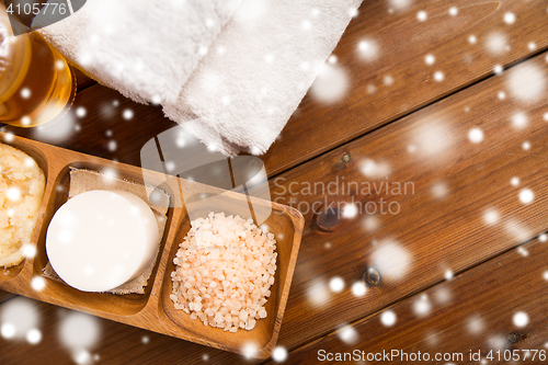 Image of himalayan pink salt, soap bar and bath towels