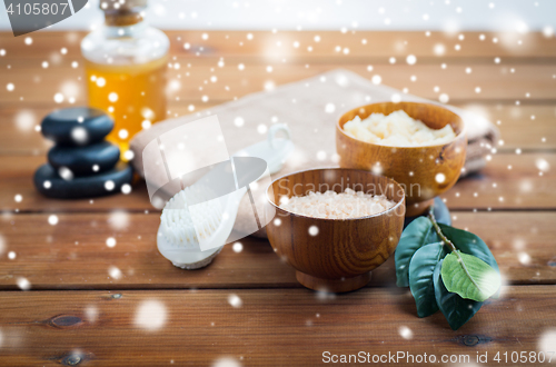 Image of himalayan pink salt, massage brush and bath towel