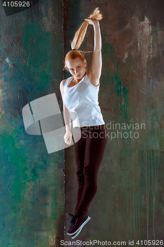 Image of The women dancing hip hop choreography