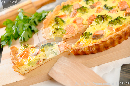 Image of delicious pie with salmon and broccoli