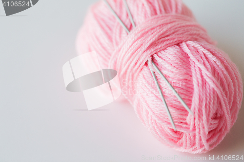 Image of knitting needles and ball of pink yarn