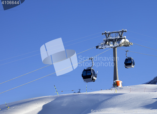 Image of Gondola lift and off-piste slope with new-fallen snow on ski res