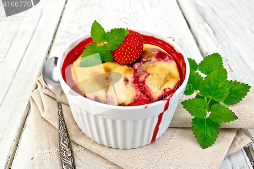 Image of Pudding strawberry in bowl on board