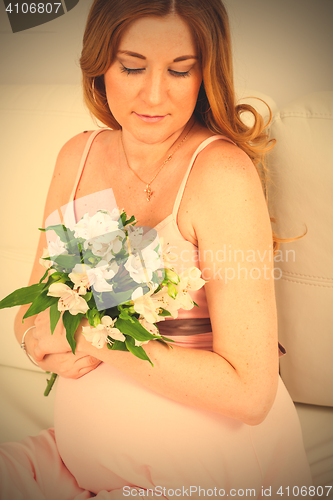 Image of pregnant woman with flowers