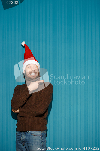 Image of Smiling christmas man wearing a santa hat