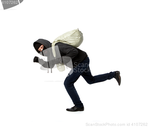 Image of Thief escapes in black jacket