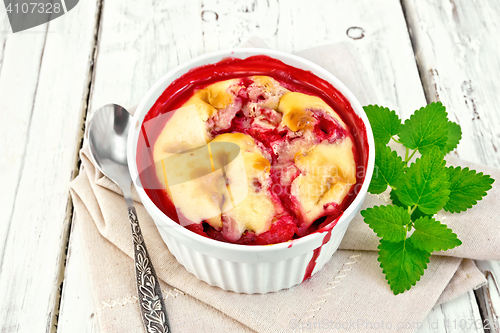 Image of Pudding strawberry in bowl on light board