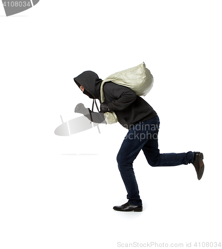 Image of Thief escapes with full bag