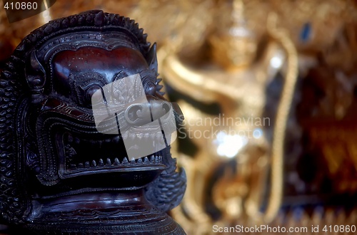 Image of The lion and the golden statue