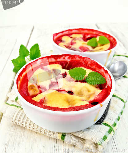 Image of Pudding strawberry in two bowls on board