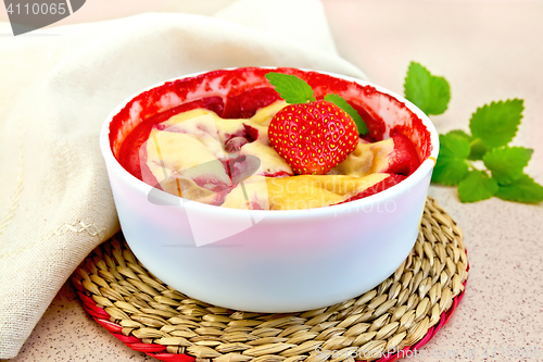 Image of Pudding strawberry in bowl on table