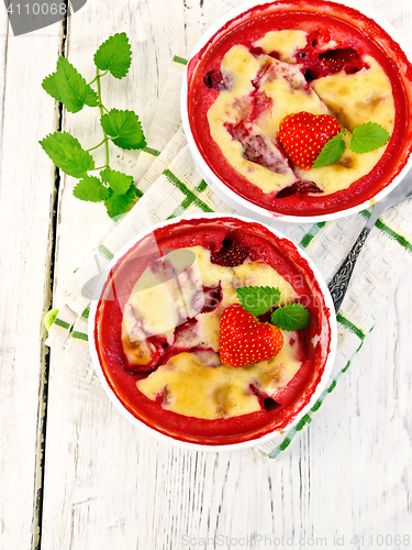 Image of Pudding strawberry in two bowls on board top
