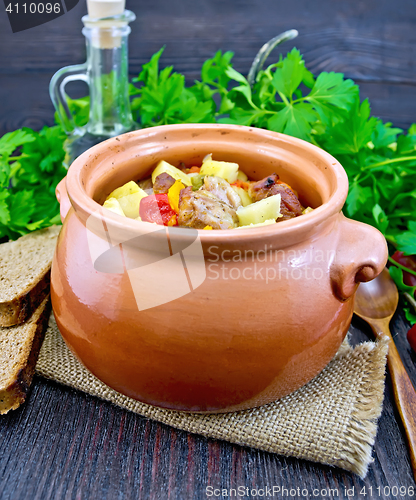 Image of Roast meat and squash in clay pot on board