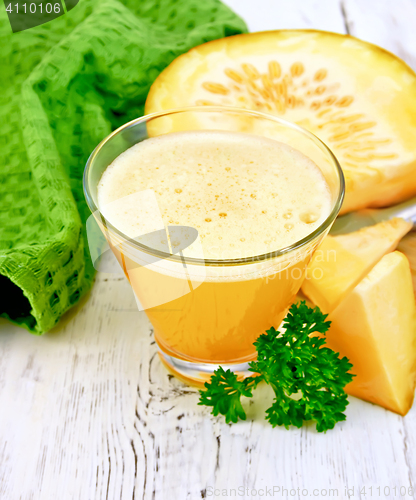 Image of Juice pumpkin with napkin and parsley on board