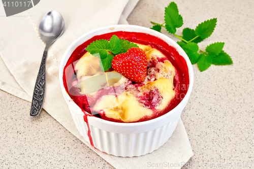 Image of Pudding strawberry in bowl on napkin and table