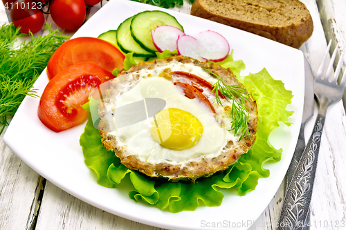 Image of Tartlet meat with egg on board