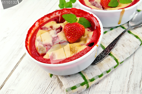 Image of Pudding strawberry in two bowls on light board