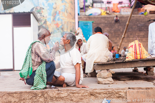 Image of Shaving on the street, Varanasi