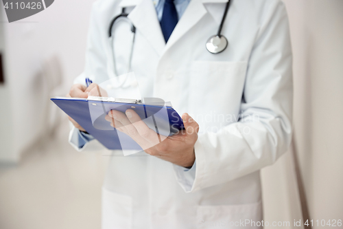 Image of close up of doctor with clipboard at hospital