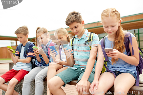 Image of elementary school students with smartphones