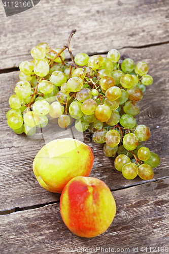 Image of Grapes and two peaches