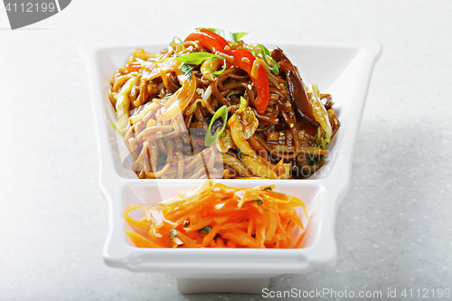 Image of Chow mein noodles served with vegetables