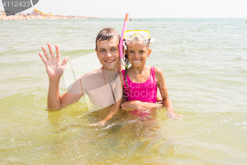 Image of Dad and daughter seven years at sea, the Pope waved his hand, my daughter wearing a mask and tube