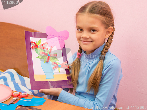 Image of The girl made a birthday card for mom on Mothers Day