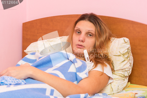 Image of Diseased girl and will measure the temperature of an electronic thermometer