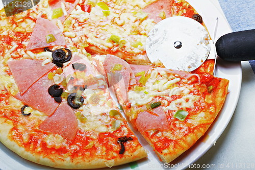 Image of Cutting pizza