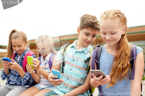 Image of elementary school students with smartphones