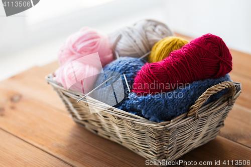 Image of basket with knitting needles and balls of yarn