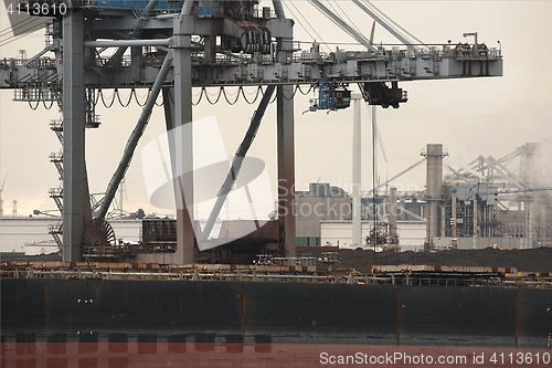 Image of Unloading a huge ship