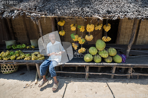 Image of Malagasy old man selling fruit on the market