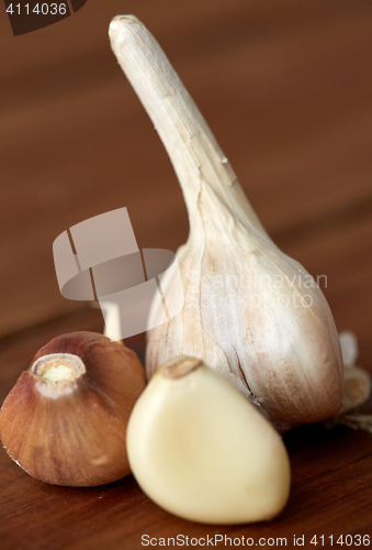 Image of close up of garlic on wooden table