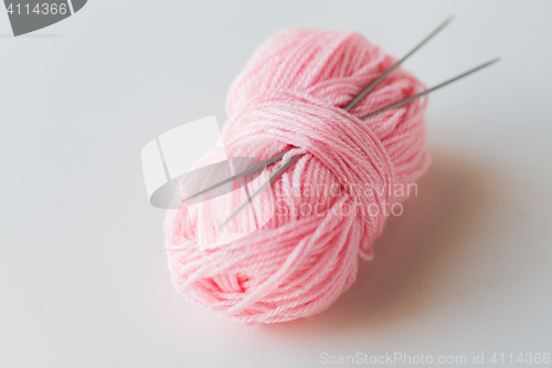 Image of knitting needles and ball of pink yarn