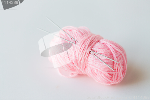 Image of knitting needles and ball of pink yarn