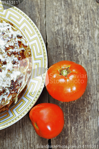 Image of Liver pie with tomatoes above view