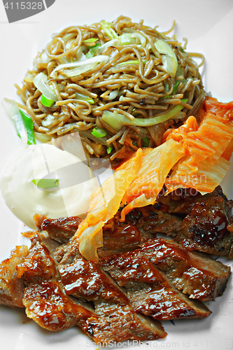 Image of Grilled beaf with noodles above view