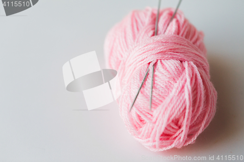Image of knitting needles and ball of pink yarn