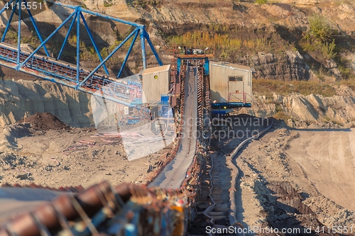 Image of Long conveyor belt transporting ore