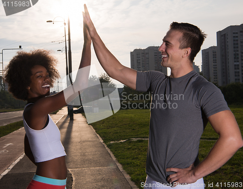 Image of couple congratulating on morning run ginis